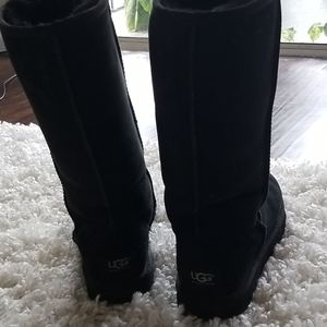 Black Ugg boots